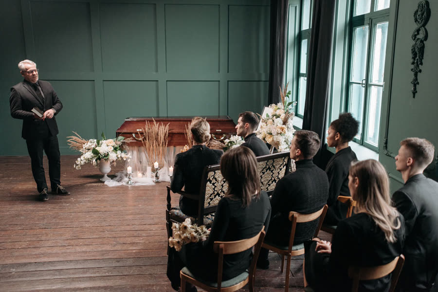 Stimmungsvoll eingerichtete Trauerhalle mit Blumen