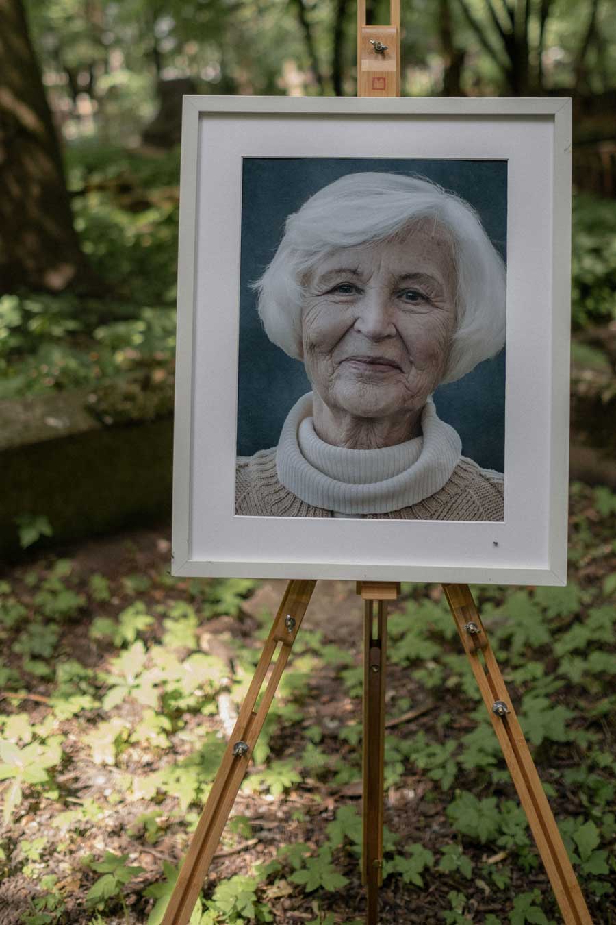 Gerahmtes Trauerfoto auf einer Staffelei bei der Trauerfeier